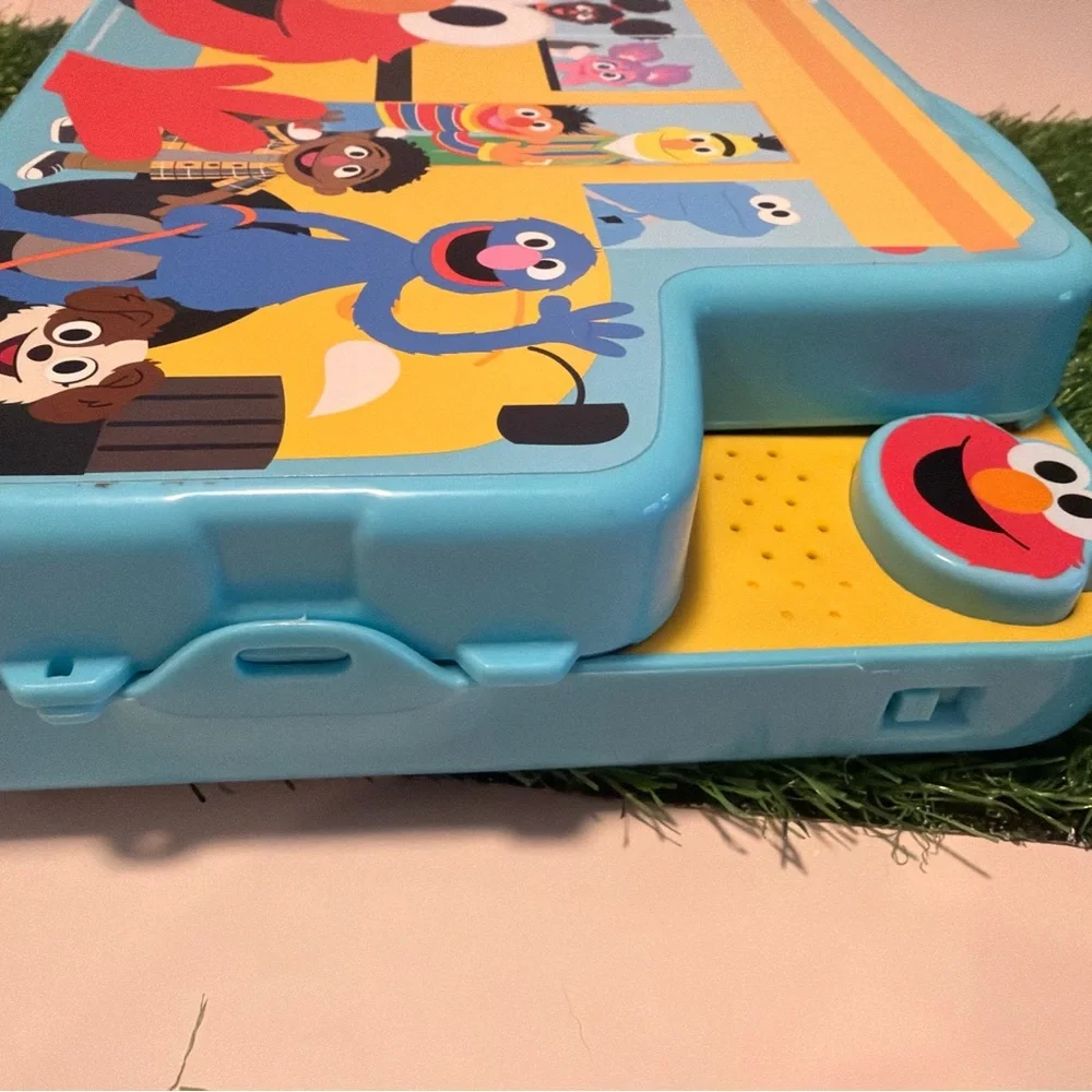 Sesame Street Character Puzzle Set - Red and Blue 2022 Elmo talks‎ and sings
